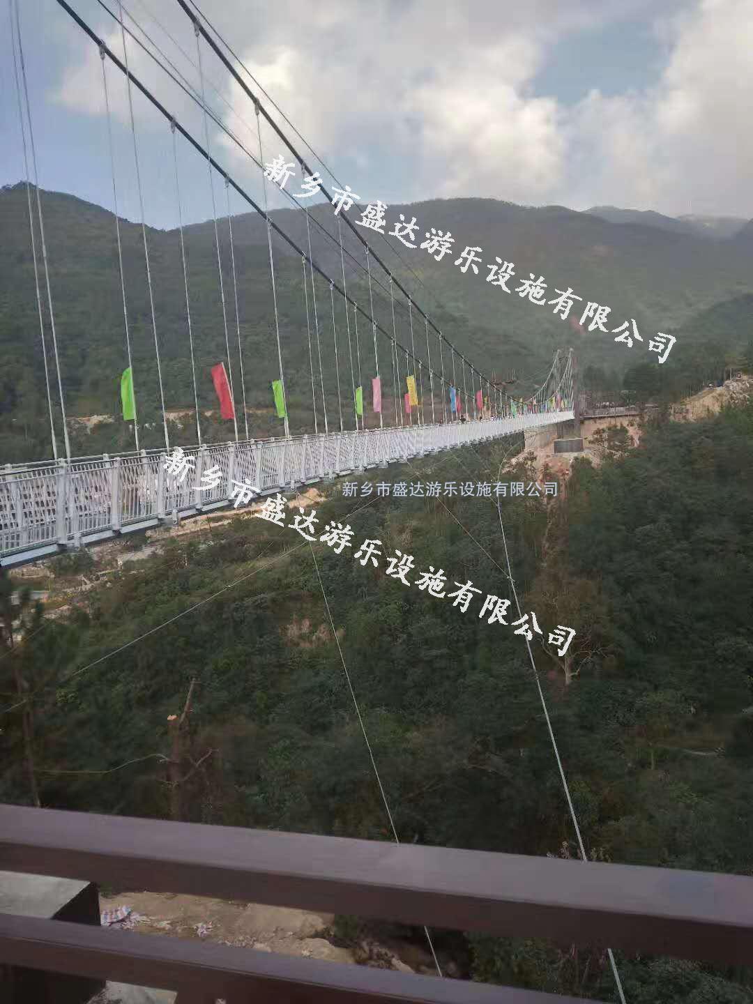 广东云浮市天露山玻璃吊桥2